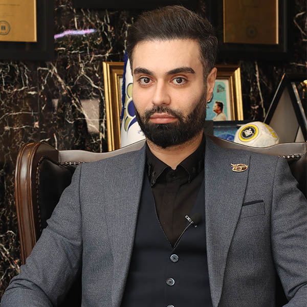 ماکان آریا پارسا کیست؟