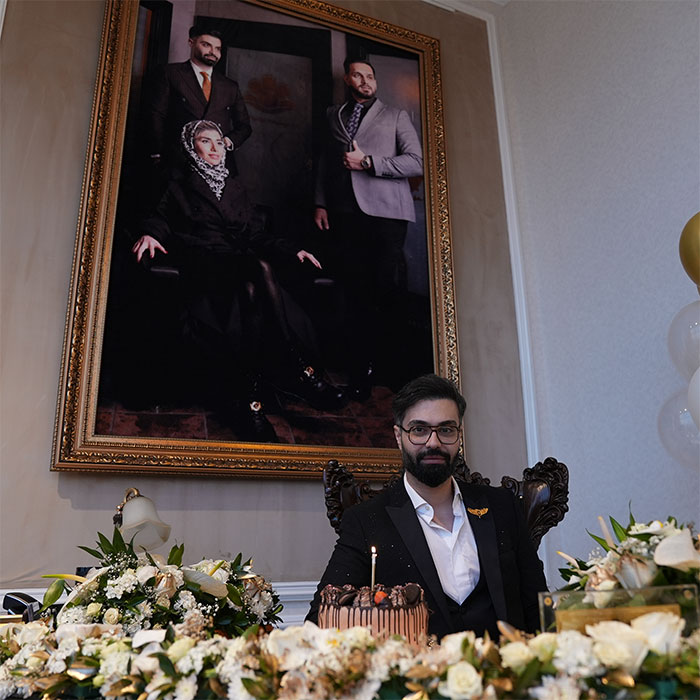 دکتر ماکان آریا پارسا در کنار عکس خواهر و دامادشان