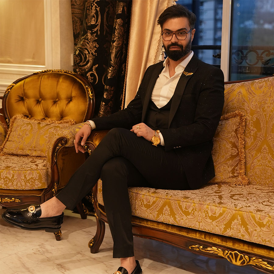 دکتر ماکان آریا پارسا در دفتر شخصی خود