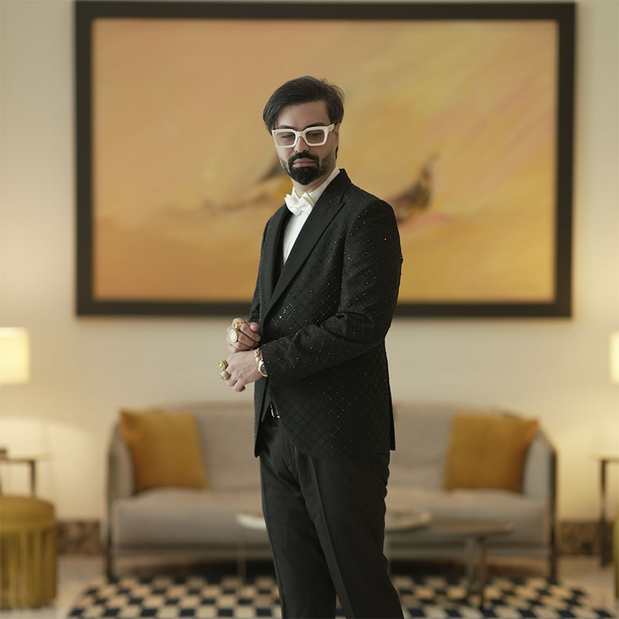 ماکان آریا پارسا در دفتر کارش