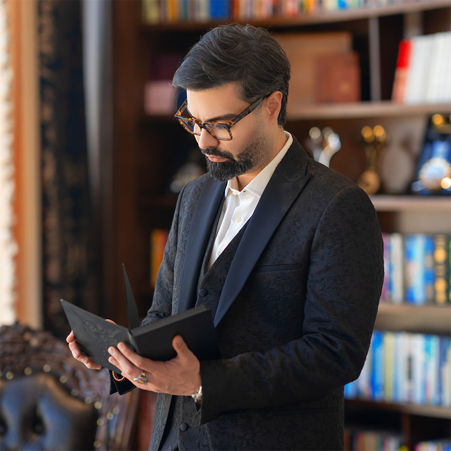 ماکان آریا پارسا در حال مطالعه