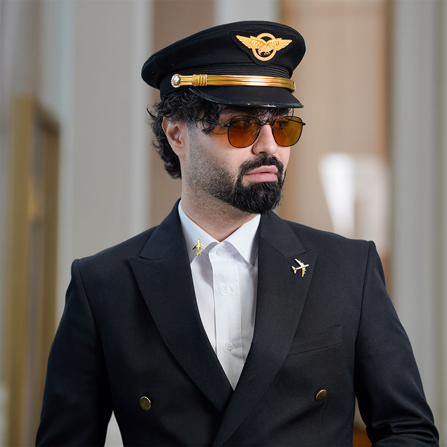 دکتر ماکان آریا پارسا در لباس خلبانی