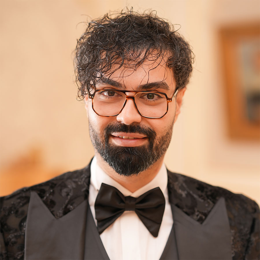 تصویر ماکان آریا پارسا در لباسی که خود طراحی کرده