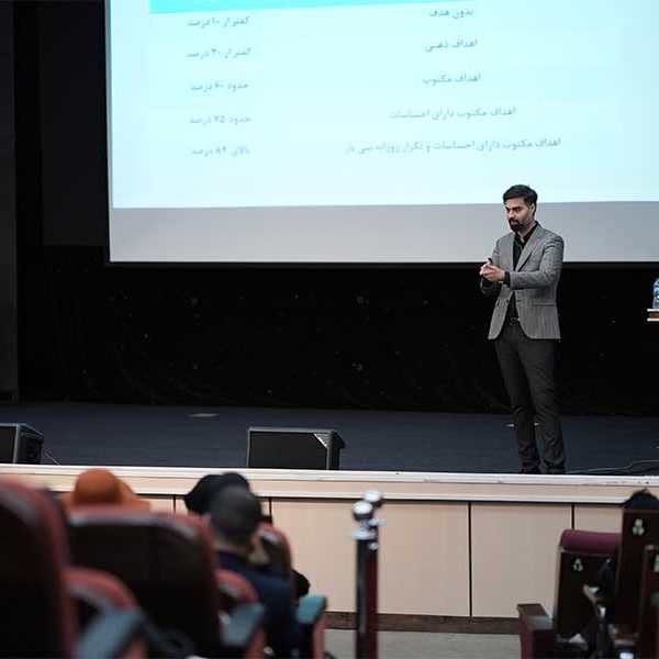 ماکان آریا پارسا در حین سخنرانی