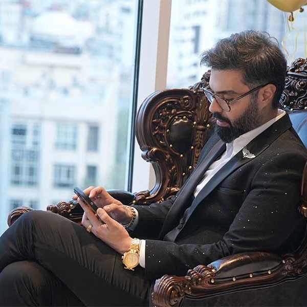 ماکان آریا پارسا در دفتر کار