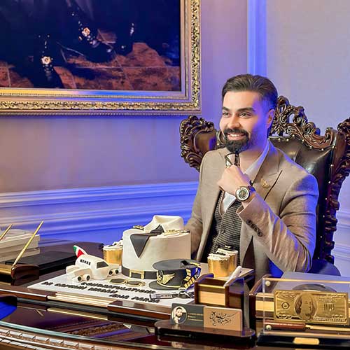 ماکان آریا پارسا در دفتر کار خود