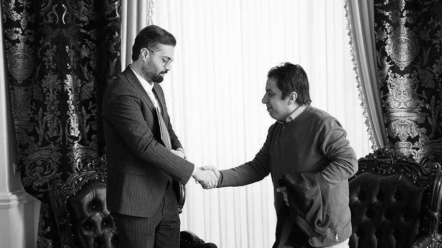 ماکان آریا پارسا در کنار عباس جمشیدی فر