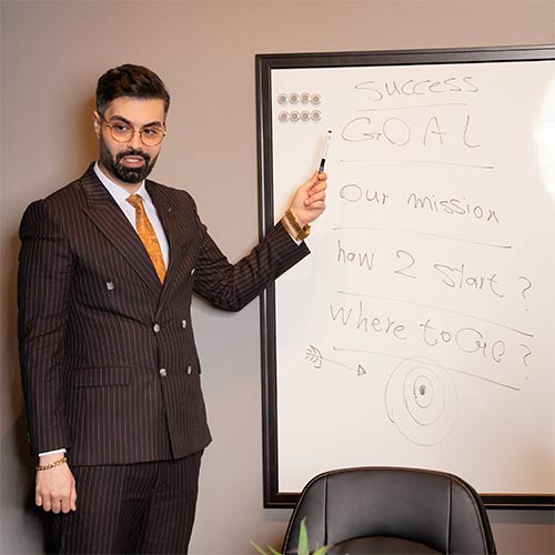 ماکان آریا پارسا در حین تدریس