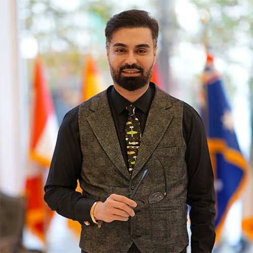 ماکان آریا پارسا مدیرعامل پارسی کانادا